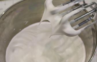 蛋清内滴入柠檬汁，分三次将细砂糖加入蛋清内，打发至8成（小弯钩）。