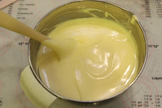 蛋白和蛋黄糊分三次用翻拌的手法混合均匀，最后的蛋糕糊细腻无明显的气泡。