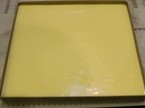 28x28的方形烤盘内抹上一层薄薄的玉米油，倒入蛋糕糊，轻震去气泡。