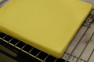 盖上油纸倒扣出来，盖上烤盘备用。