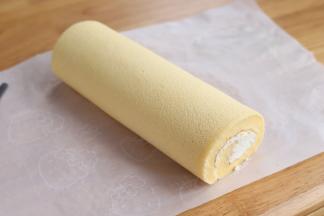 借助擀面杖卷好蛋糕卷，冰箱冷藏一晚。