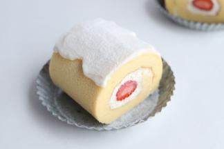 蛋糕卷平均分成3份，酸奶和淡奶油、细砂糖一起混合成酸奶油，淋在蛋糕卷上。