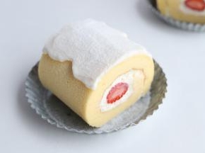 蛋糕卷平均分成3份，酸奶和淡奶油、细砂糖一起混合成酸奶油，淋在蛋糕卷上。