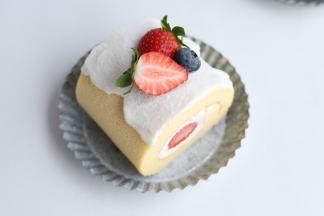 筛上防潮糖粉，摆放好草莓装饰。