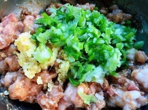 新鲜的猪肉剁成泥放入一品鲜酱油、蚝油、糖、料酒、盐、味精拌匀煨制二十分钟入味放入葱花姜末