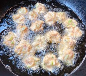 锅中倒入适量油加热至五成油依次下入肉丸中火炸起来