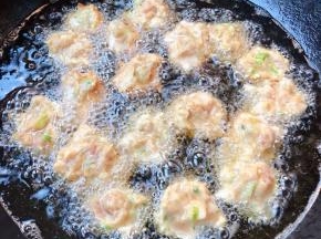 锅中倒入适量油加热至五成油依次下入肉丸中火炸起来