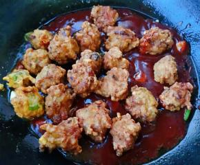 放入炸好的肉丸中火快速翻炒