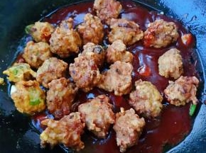 放入炸好的肉丸中火快速翻炒