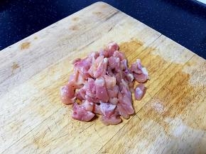 鸡腿丁洗净，切成小丁。加入盐、料酒、淀粉抓匀腌制10分钟。