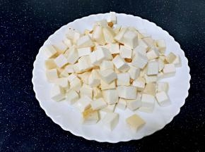 杏鲍菇洗净切丁。