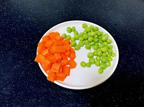 胡萝卜、豌豆洗净。胡萝卜切丁。