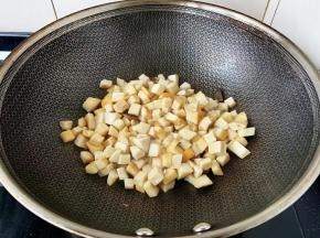 锅内放一点油，先把杏鲍菇煸炒一下，炒干水分，边部焦黄即可盛出。