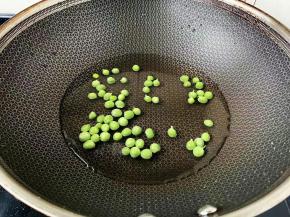 豌豆焯水捞出。