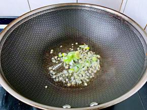 起锅热油，油热下入葱姜蒜翻炒。