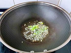 起锅热油，油热下入葱姜蒜翻炒。