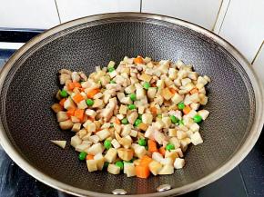 八成熟时下入杏鲍菇、胡萝卜、豌豆一起翻炒。