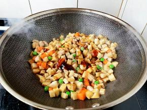 烹入蚝油调味。