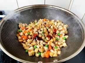 烹入蚝油调味。