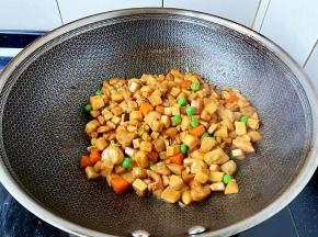 翻炒均匀，熟后出锅。