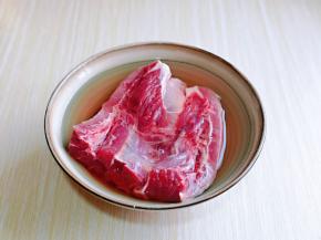 牛腩买回来冲洗干净后，泡冷水将血水泡出，反复泡，直到水清澈即可。