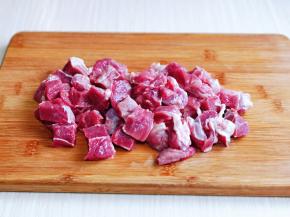 泡好的牛腩再切块，块的大小根据个人喜好来，我切的比较小，孩子吃起来方便。