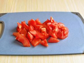 西红柿洗干净，切小块。
