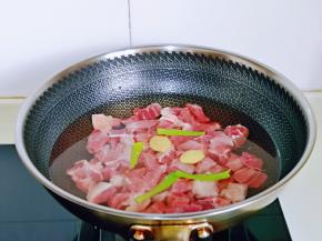 锅中加纯净水，放入牛腩块，再加入姜片，葱段。大火烧开，将血沫撇出，这一步很重要，不要省略，可以有效去除肉腥味儿，煮3分钟，捞出冷水冲洗，再淋干水分。