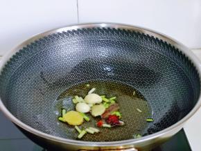 起油锅，加入香料小火翻炒。