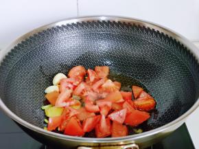 再加入切好的番茄块煸炒。