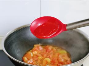 待番茄块炒软后加入番茄酱。