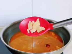 加入纯净水，水量可以适当多一些，如果不喜欢喝汤，也可以少加一点水，但是建议不要太少，因为炖的时间比较久，中途不能加水。再加入冰糖，盖上盖子大火烧开，转小火慢炖40分钟。(时间可以根据个人喜欢的口感增减)