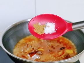 40分钟后，牛腩的口感正好适合我，这时按个人口味加入盐，再炖10分钟。