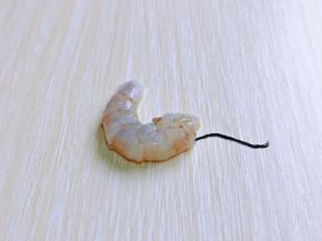 我们首先来处理虾，去除虾头与虾皮，再去虾线。(不可以省略，虾头可以炖汤喝)