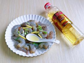 最后淋上1小勺金龙鱼1:1:1调和油，这样会更好的锁住虾仁的水分及口感。