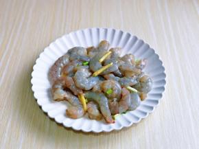 戴上食品手套抓拌均匀，盖上盖子腌制15分钟。