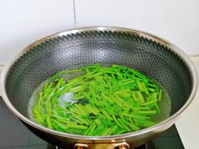 西芹焯水: 锅中加入水烧开，滴入几滴油，下西芹，大火煮30秒捞出，过冷水。
