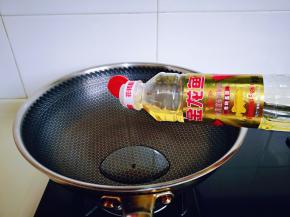 锅中加入食用油。