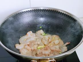再加入腌制好的虾仁煸炒。