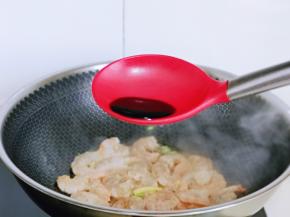 加入1小勺生抽。