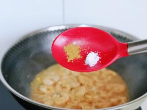 再按个人口味加入盐，十三香，快速翻炒。