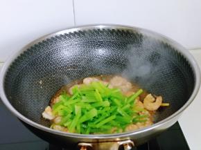 待虾仁炒至8分数加入焯水的西芹。