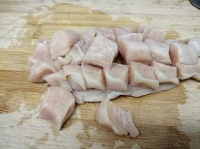 鸡胸肉洗干净，切成小块