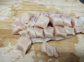 鸡胸肉洗干净，切成小块
