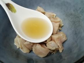 然后放入碗中加入生抽