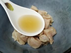 然后放入碗中加入生抽