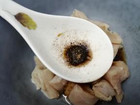 再放点五香粉搅拌均匀，腌制十五分钟