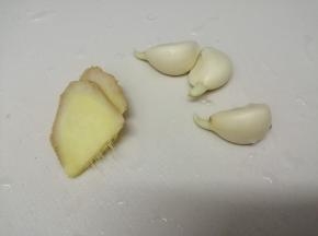 姜蒜切成粒