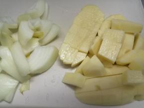 土豆洋葱洗干净去皮，切成块