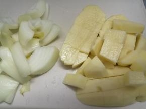 土豆洋葱洗干净去皮，切成块